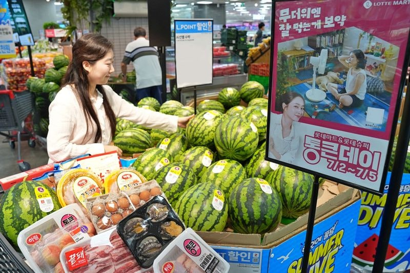 "여름 장바구니 잡아라"…대형마트, 수박·보양식 '반값 경쟁'