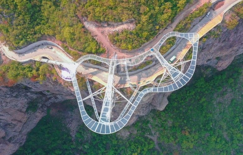 180m 높이 세계 최대 유리 전망대, 우산으로 찍었더니 '쩍'... 관광객 혼비백산