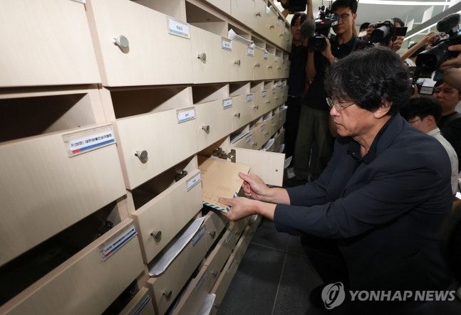김동연 배재학당총동창회 39대 회장이 3일 대한야구소프트볼협회가 위치한 서울 송파구 올림픽회관에서 스타벅스 응원 논란과 관련해 배재고 학생들의 선처를 바라는 탄원서를 제출하고 있다. 연합뉴스
