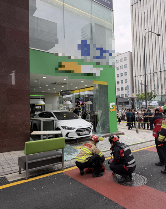 논현역 인근 상가에 <b>차량 돌진</b>…5명 부상