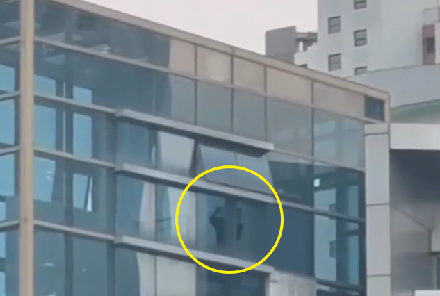 규탄 집회 열리는데…청사서 골프 연습한 선관위 직원, 결국 정직 1개월