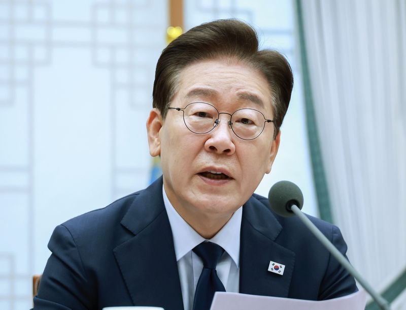 李 "절차 기다리다 시간낭비 말라"…반도체 <b>속도전</b> 주문