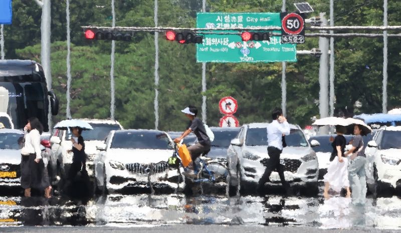 전국 116곳 <b>폭염</b>특보… 위기<b>경보</b> '경계'로 <b>격상</b>