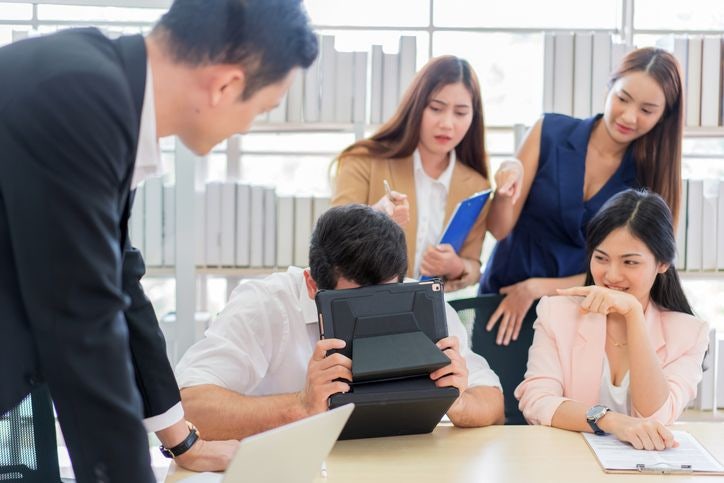 "나만 올라서 주식 샀다"...구내식당서 '연봉 자랑'했다가 '직장 내 괴롭힘'으로 신고 [어떻게 생각하세요]