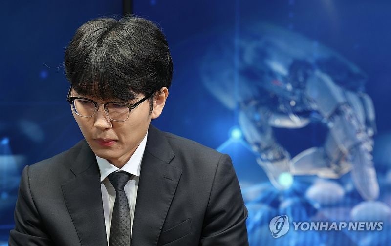 "이럴수가"... 세계 최강 <b>신진서</b>, 2점 깔고도 AI <b>카타고</b>에 1국 불계패