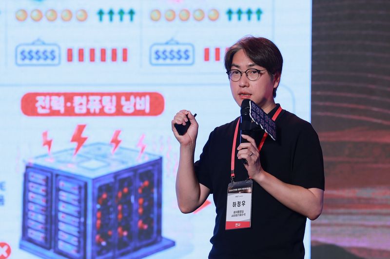 하정우 전 AI미래기획수석이 18일 제주도 롯데호텔에서 열린‘2026 한경협 경영자 제주하계포럼’에 참석해 'AI 시대,국가와 기업의 새로운 역할'을 주제로 강연하고 있다.한경협 제공