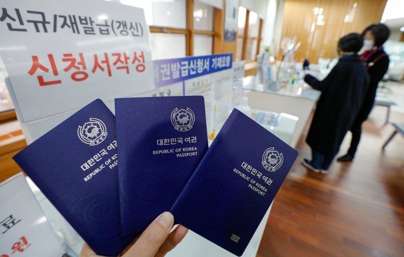 한국 여권파워, 일본·UAE와 함께 세계 2위…1위는 <b>싱가포르</b>