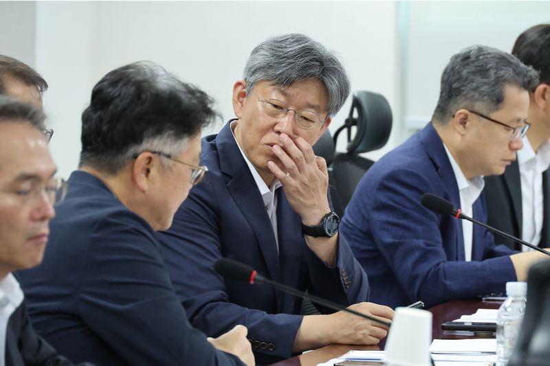 (서울=뉴스1) 신웅수 기자 = 김이탁 국토교통부 1차관이 22일 서울 여의도 국회 의원회관에서 열린 국토교통위원회 당정에서 대화하고 있다. 2026.7.22/뉴스1 /사진=뉴스1화상