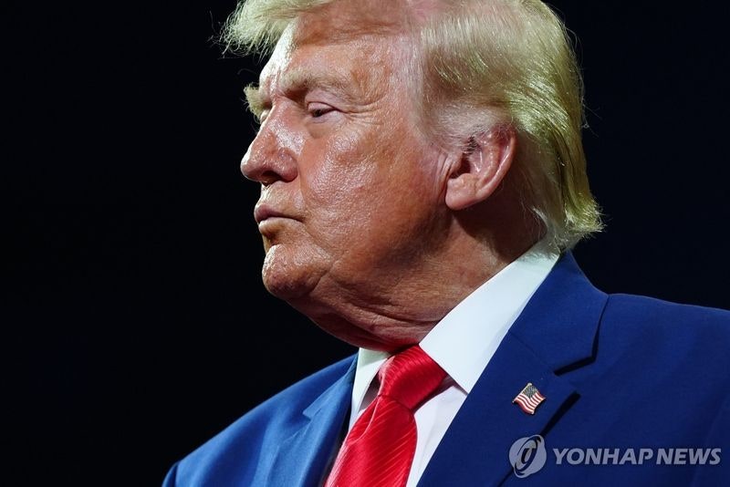 트럼프 "후티 또 공격하면 이란 응징"…유가 <b>100달러 돌파</b>