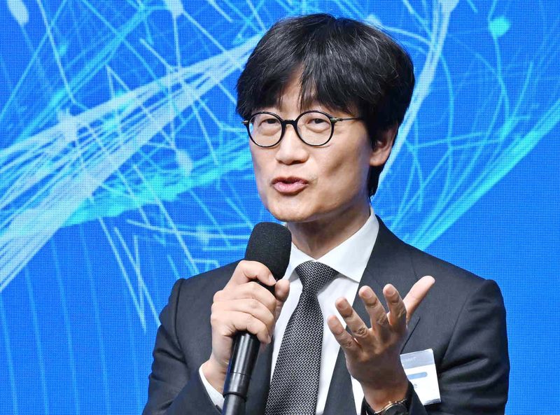 이해진 네이버 이사회 의장이 24일(현지시각) 미국 샌프란시스코에서 열린 AI서밋에서 발언하고 있다. 뉴스1