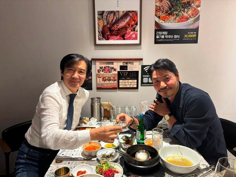 조국 "'와인만 마시고 소주 인증' 아니다…소주도 와인도 모두 마셨다"...