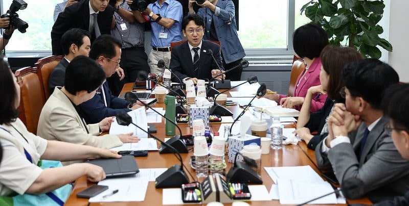 '<b>패스트트랙</b> 기간 <b>단축</b>' 개정안, 與 주도 소위 통과
