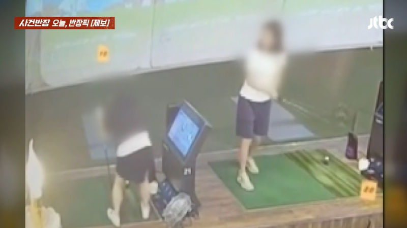 지난달 13일 경기 성남시 분당의 한 골프 연습장에서 앞자리 여성이 휘두른 골프채에 머리를 맞은 A씨가 고통을 호소하고 있다./사진=JTBC '사건반장' 캡처
