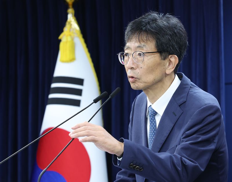 양청삼 개인정보보호위원회 사무처장이 30일 서울 종로구 정부서울청사에서 개인정보보호법규 위반 사업자 시정조치에 관한 건(KT 과징금) 등 전체회의 결과를 발표하고 있다. 개인정보위는 KT의 불법 펨토셀을 통한 개인정