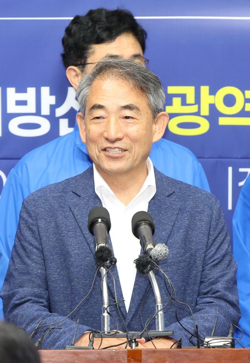 李대통령, <b>콜롬비아</b> 대통령 취임식에 윤준병·이해민 <b>특사</b>