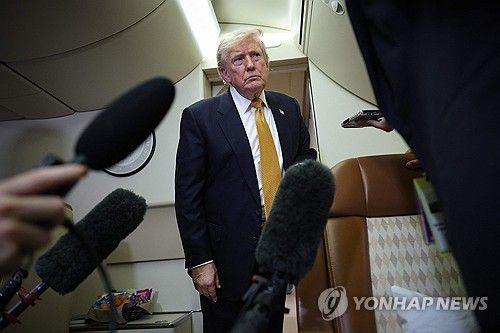 에어포스원에서 취재진 질문에 답하는 도널드 트럼프 미국 대통령.연합뉴스