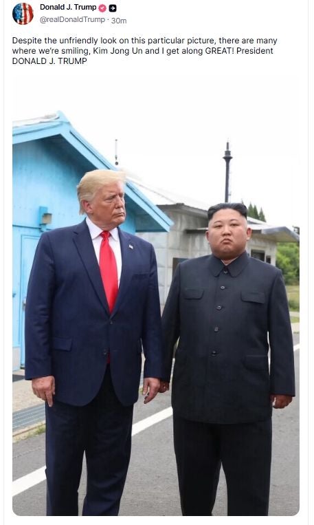 7년 전 판문점 <b>사진</b> 꺼낸 <b>트럼프</b> "<b>김정은</b>과 사이 좋다!"
