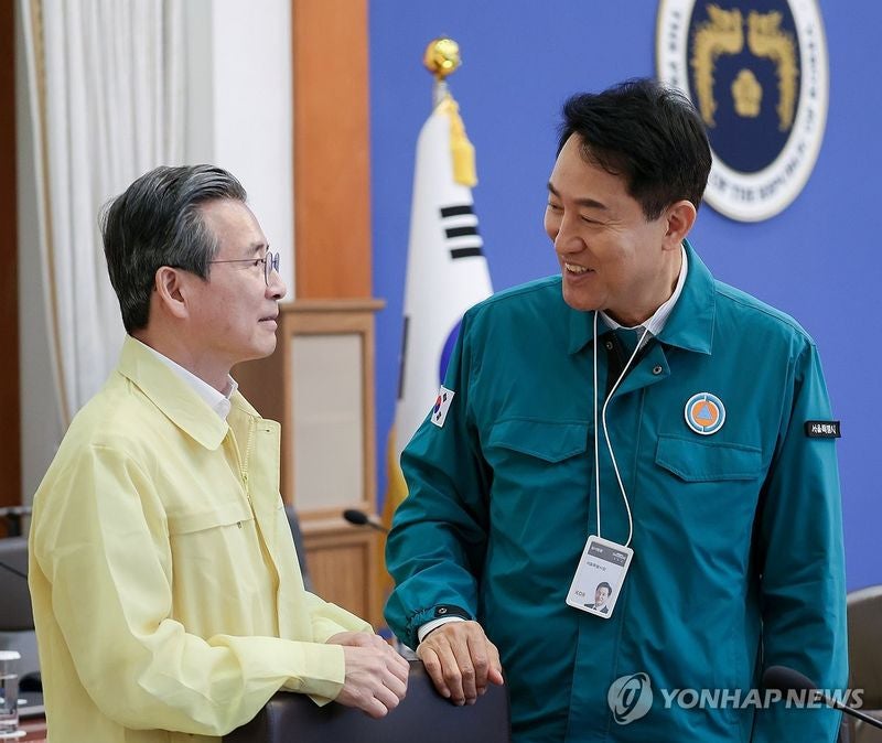 국무회의 참석한 <b>오세훈</b>, 李대통령에 "<b>용산공원</b> 아파트 <b>반대</b>"