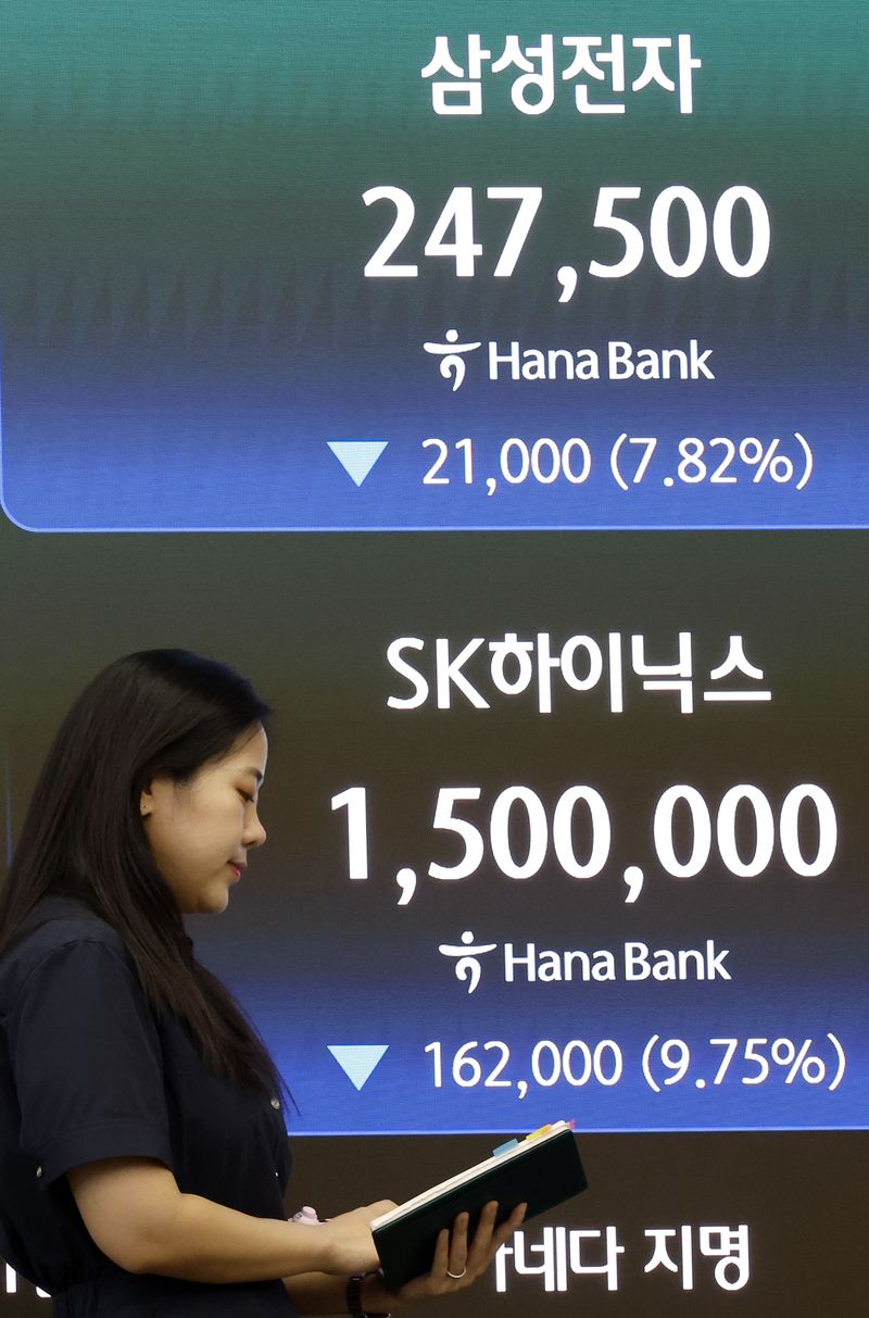 19일 SK하이닉스 주가는 전장대비 9.75% 내린 150만원에 거래를 마쳤다. 이날 오후 서울시 중구 하나은행 본점 딜링룸 전광판에 종가가 표시되어 있다.뉴스1