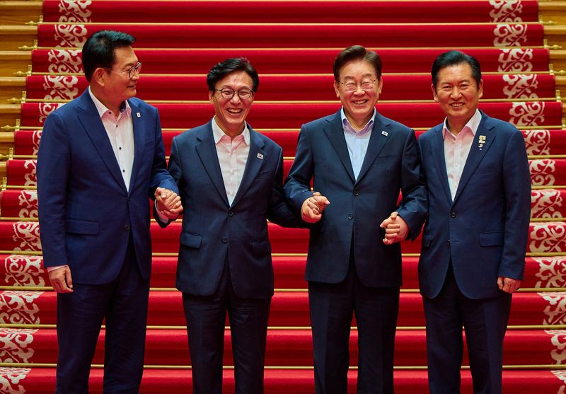 이재명 대통령이 지난 19일 청와대에서 더불어민주당 당대표·후보자 만찬 간담회에 앞서 기념촬영을 하고 있다. 청와대 제공