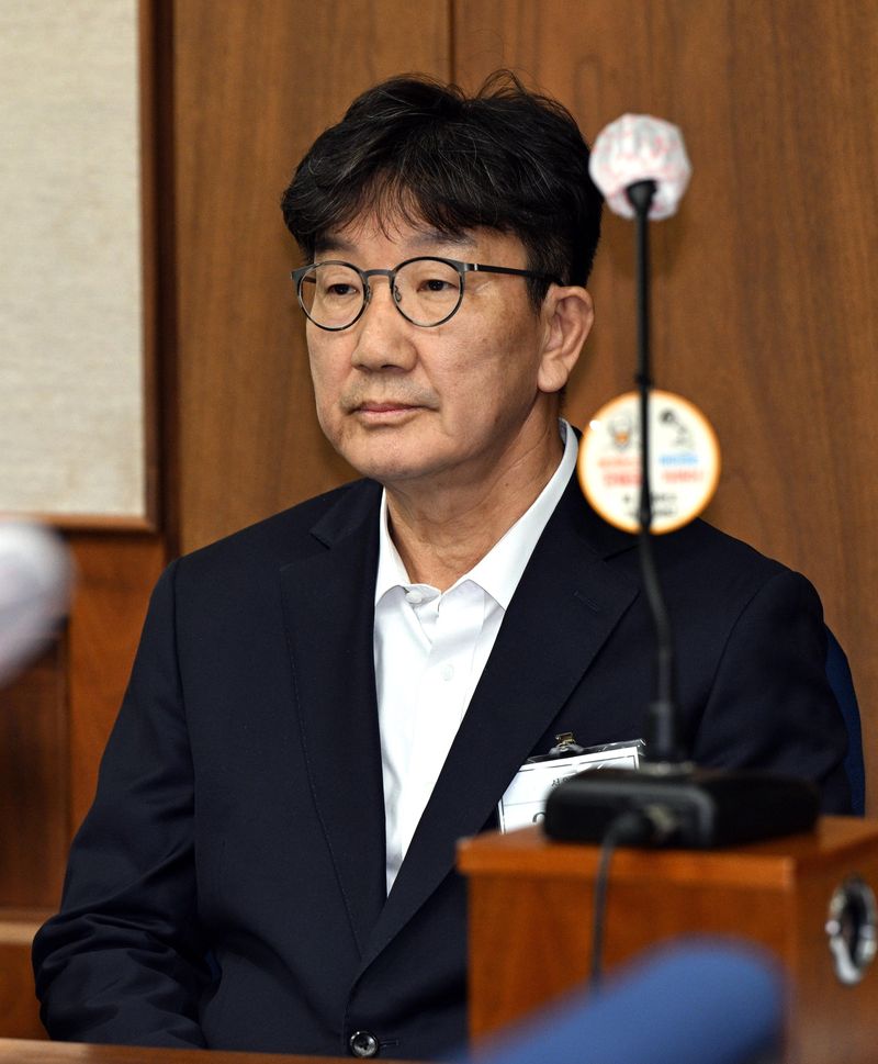 통일교 측에서 청탁을 대가로 불법 정치자금을 받은 혐의로 실형이 확정된 권성동 전 국민의힘 의원의 변호사 등록이 취소된 것으로 확인됐다. 사진은 권 전 의원이 지난해 11월 3일 서울 서초동 서울중앙지법에서 통일교로