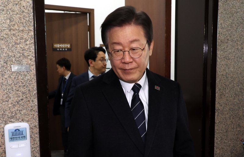 이재명 대통령이 더불어민주당 대표 당시인 지난 2024년 2월 서울 여의도 국회 당대표회의실에서 '컷오프'에 반발하며 무기한 단식 농성 중인 노웅래 당시 의원과 면담을 마치고 밖으로 나서고 있다. 뉴시스