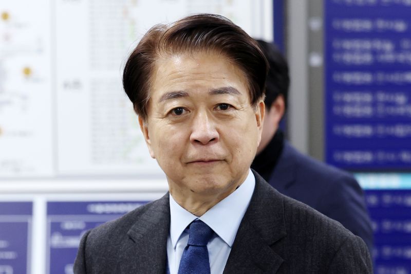사업가로부터 6000만원의 불법 정치자금 수수 혐의를 받는 노웅래 전 더불어민주당 의원이 지난 2월 4일 오후 서울 서초구 서울중앙지방법원에서 열린 항소심 1차 공판에 출석하고 있다. 뉴시스