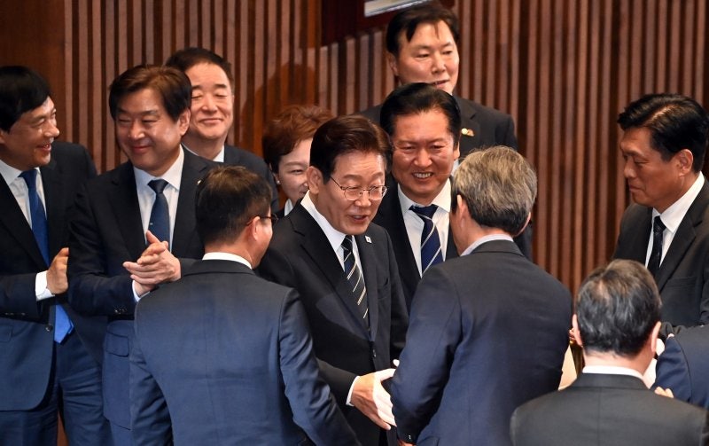 李<b>대통령</b>, 與 의원 전원 <b>청와대</b> 초청…28일 영빈관 <b>오찬</b>