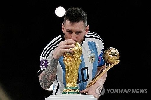 "더 이상 낼 힘없다"…'축구의 신' <b>메시</b>, 아르헨 <b>대표팀 은퇴</b>