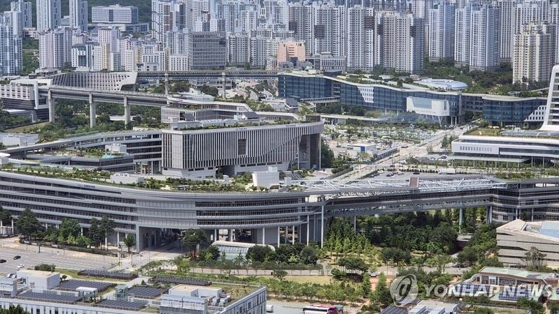 내년 <b>공무원</b> 보수 3.9% 인상…9급 초임 월 300만원대