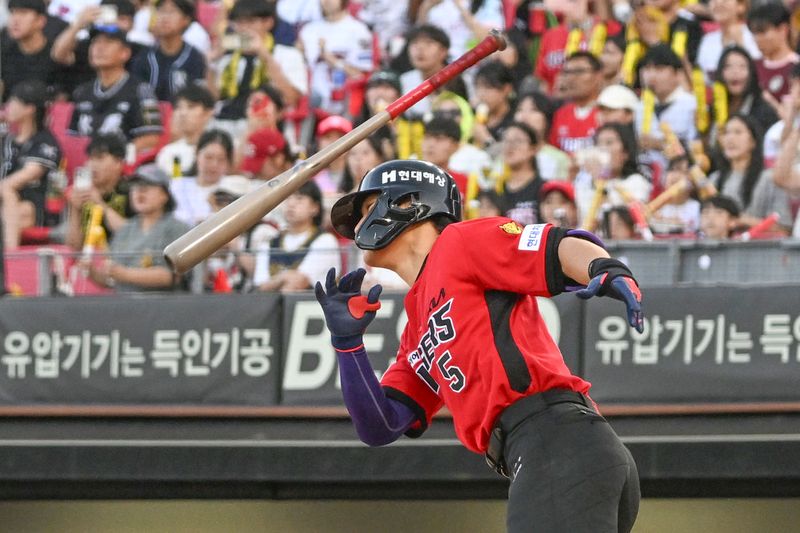 "최연소 40홈런 못 치면 어때" 4안타 폭격 김도영, <b>KIA</b> 팬들은 이래서 행...