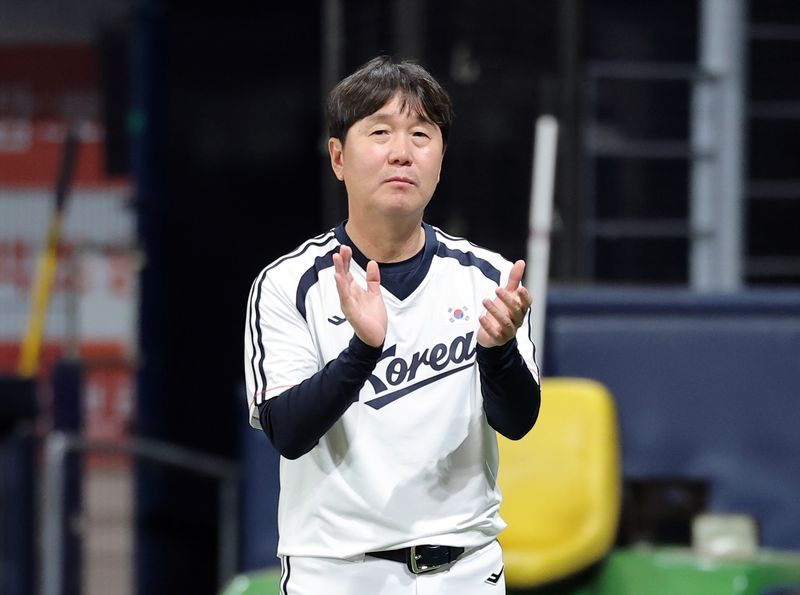 류지현 감독이 16일 서울 구로구 고척스카이돔에서 열린 2026 아이치·나고야 아시안게임 야구 대표팀 공개훈련에서 박수치고 있다.뉴시스