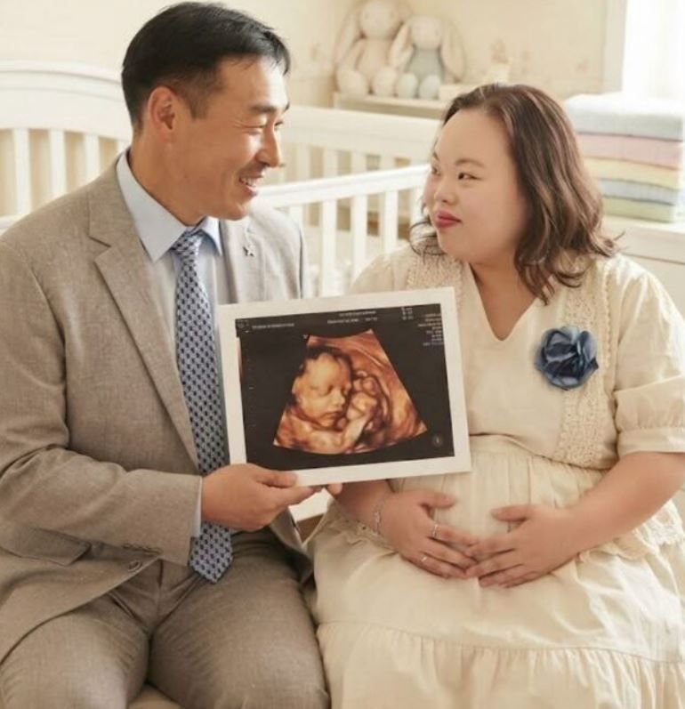 '한지민 쌍둥이 언니' <b>서은혜</b>, <b>초음파</b> 사진 공개…조영남과 미소 활짝