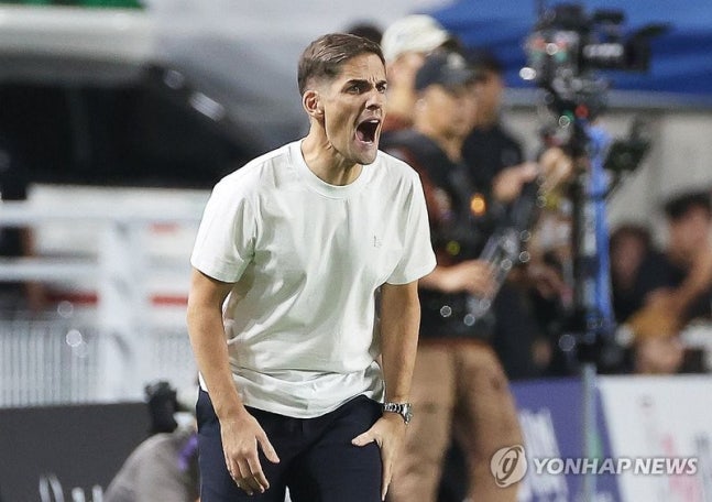 작전 지시하는 모레노 임시 감독. 연합뉴스