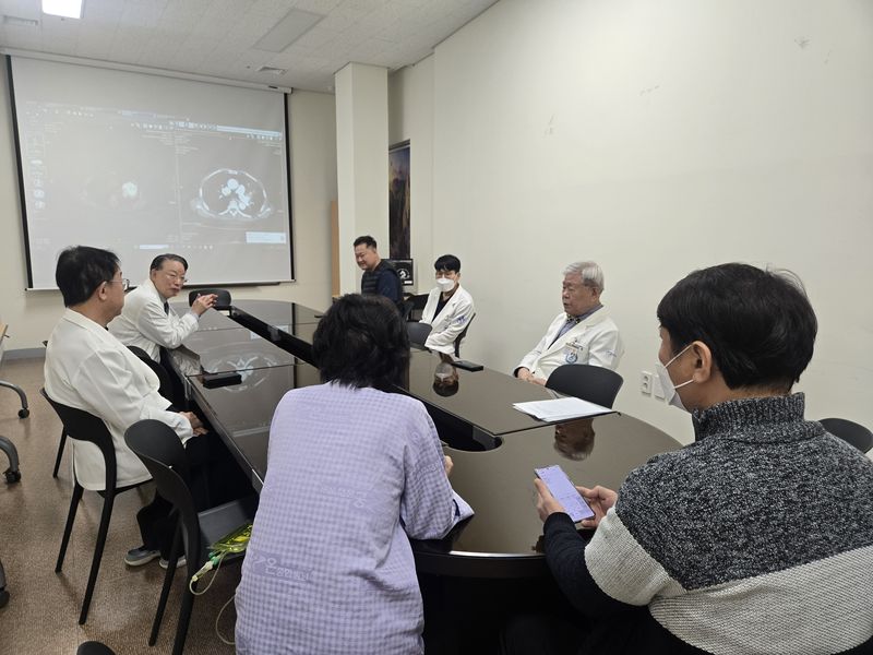 '다학제 통합치료' 방식을 도입한 부산 온병원 암센터의 의료진들이 환자 치료에 대해 집중 논의하고 있다. 온병원 제공