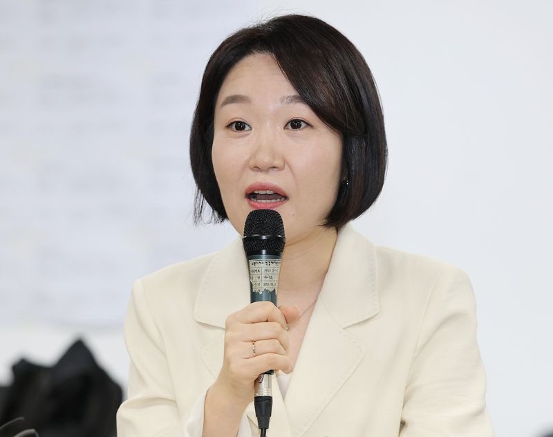 <b>이소영</b> 중기 장관 "<b>중기부</b>가 스타트업처럼 일해야...<b>규제</b> 과감히 걷어낼...