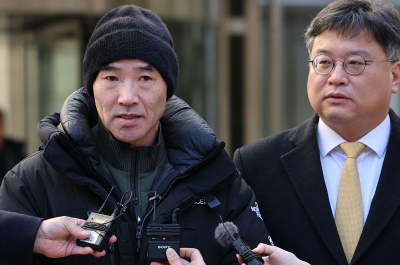 '서해 공무원 피격 사건' 해양수산부 공무원 故이대준 씨의 친형 이래진씨(왼쪽)가 지난 2025년 12월 26일 서울 서초구 중앙지방법원에서 열린 1심 선고 공판을 마친 후 굳은 얼굴로 취재진 질문에 답하고 있다.
