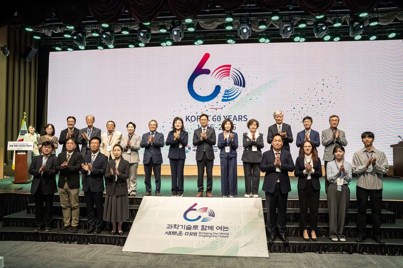 한국과학기술단체총연합회가 30일 한국과학기술회관 국제회의실에서 창립 60주년 기념식을 열고 미래비전을 선포했다.기념식에서 배경훈 부총리 겸 과학기술정보통신부 장관과 권오남 과총회장 등 주요 참석자들이 창립을 축하하