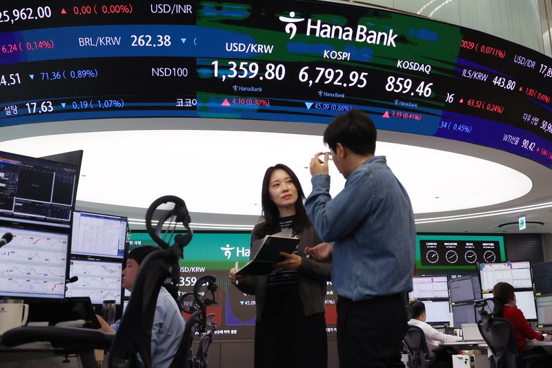 지난 1일 서울 중구 하나은행 딜링룸 전광판에 지수가 표시되고 있다.뉴시스