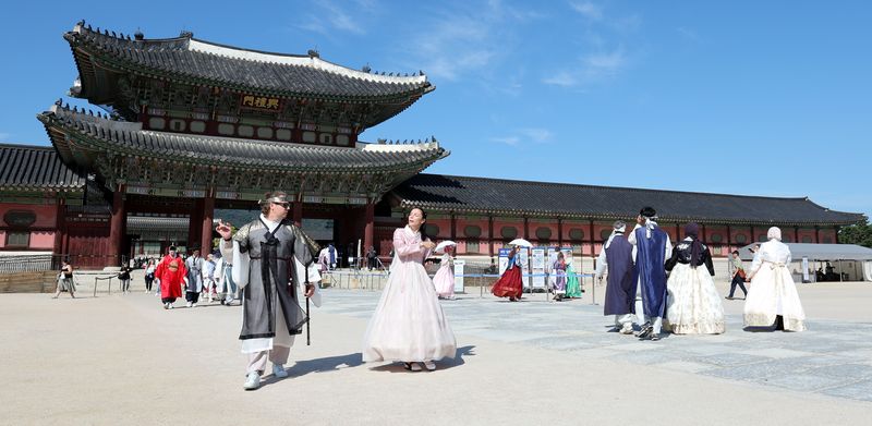 정부가 올해 외국인 관광객 2300만 명 유치를 목표로 한 가운데 8월까지 한국을 찾은 외국인 관광객이 1500만 명을 넘어섰다.문화체육관광부는 1~8월 방한 외국인 관광객이 1504만8435명으로 지난해 같은 기