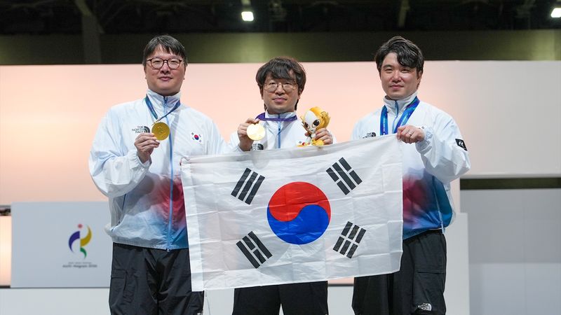 2026 아이치·나고야 아시안게임 e스포츠 대전 격투 단체전에서 금메달을 획득한 kt 롤스터 연제길 선수(오른쪽) 등 선수들이 기념촬영을 하고 있다.KT 제공