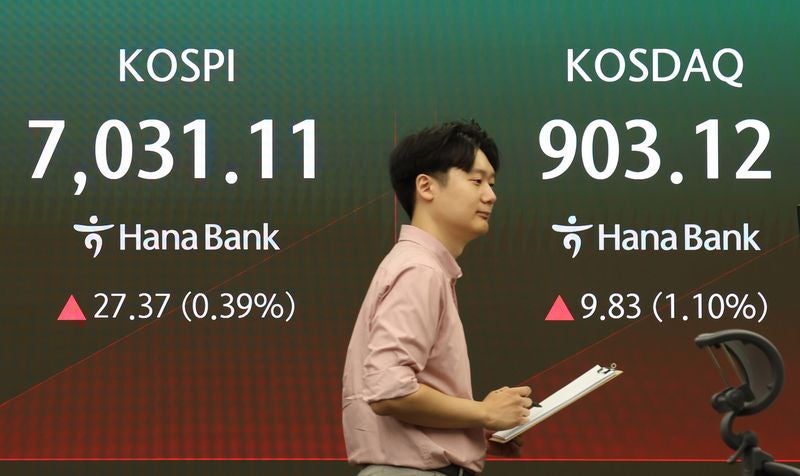<b>코스피</b>, 대형 반도체주 약세에 <b>7000선 붕괴</b>...코스닥은 2.5%대↑[fn오후시...