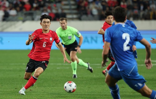6일 경기 용인시 처인구 용인미르스타디움에서 열린 축구 국가대표 평가전 대한민국과 우즈베키스탄의 경기, 황인범이 돌파하고 있다. 뉴스1