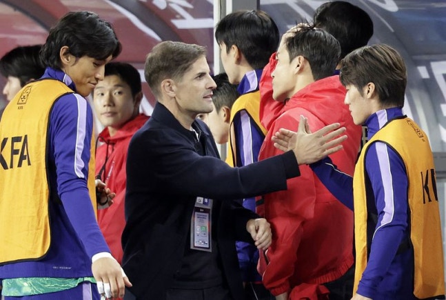 6일 경기 용인미르스타디움에서 열린 하나은행 초청 축구 국가대표팀 친선경기 한국과 우즈베키스탄의 경기, 2-0 승리를 거둔 한국 로베르토 모레노 감독이 선수들과 인사하고 있다. 뉴시스