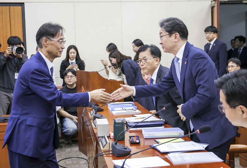 이억원 금융위원장(오른쪽)이 8일 서울 여의도 국회에서 열린 국회 정무위원회의 금융위원회 등에 대한 국정감사에서 유동수 위원장과 인사를 하고 있다.사진=뉴시스