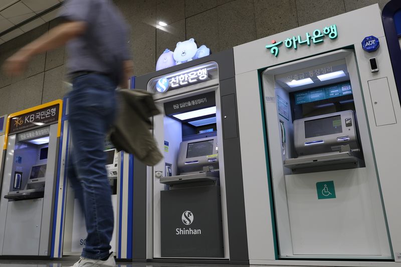 금융권 연쇄 해킹 사건과 관련 대해 경찰이 28명 규모 전담수사팀을 꾸리고 정식 수사에 나선다고 밝힌 지난 6일 서울 시내 한 건물에 설치된 시중 은행 현금 자동 입출금기(ATM) 모습. 뉴시스