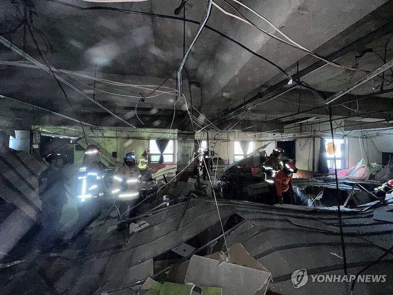 "쇼핑하다 날벼락"…<b>대구</b> 마트 <b>천장 붕괴</b>, 36명 부상