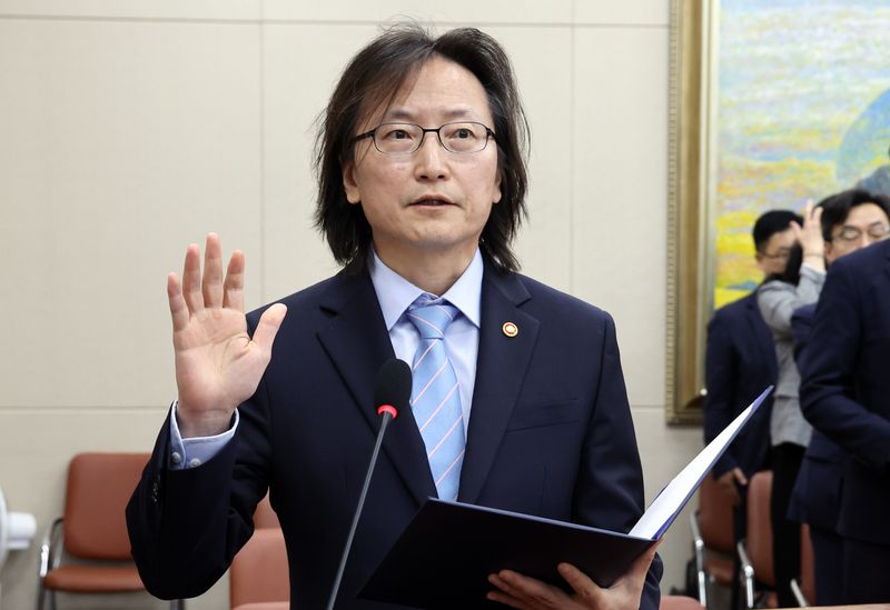 주병기 공정거래위원장이 12일 여의도 국회에서 열린 정무위원회의 공정거래위원회 등에 대한 국정감사에 출석해 증인 선서를 하고 있다.뉴시스