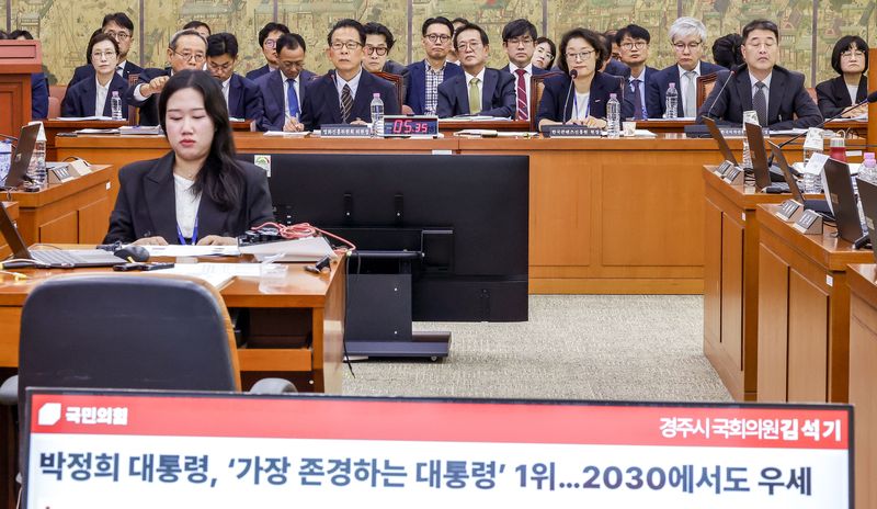 김윤지 한국콘텐츠진흥원장이 12일 서울 여의도 국회에서 열린 국회 문화체육관광위원회의 문체부 산하 공공기관 및 유관기관에 대한 국정감사에서 질문을 듣고 있다.뉴시스화상