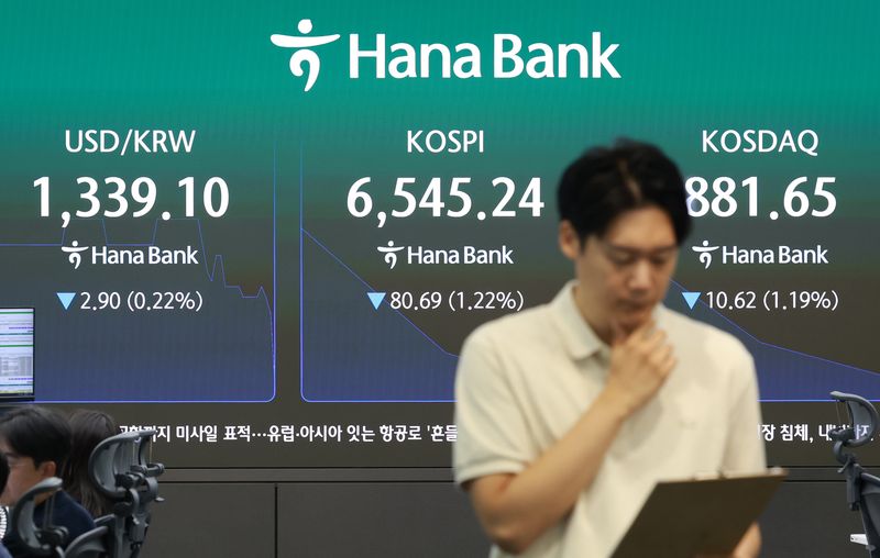 코스피가 47.76p(0.72%)내린 6578.17에 개장한 12일 오전 서울 중구 하나은행 딜링룸 전광판에 지수가 표시되고 있다. 뉴시스 제공